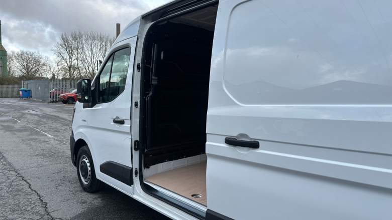 Renault Master Mwb Diesel Fwd MM35 Blue dCi 130 Advance Medium Roof Van